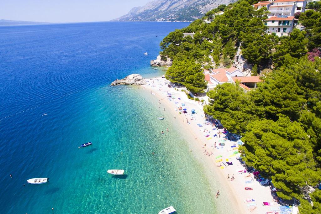 Family friendly seaside apartments Brela, Makarska